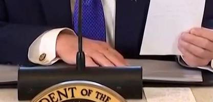 Donald Trump liest private Notiz von Marco Rubio laut vor