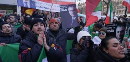 proteste in iran: demonstranten in berlin und frankfurt am main solidarisieren sich mit regimegegnern