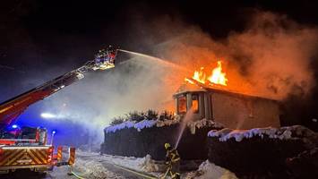 großbrand bei hamburg: feuerwehr kämpft in rellingen stundenlang gegen flammen