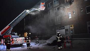 großeinsatz in neuallermöhe: zwei menschen nach wohnungsbrand in klinik