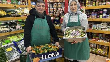 im kultigen eckladen schnackt der türkische chef auf platt