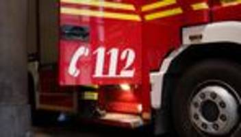 feuerwehreinsatz: sechs verletzte bei brand – kind per drehleiter geborgen