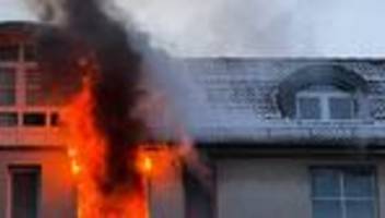 Notfall: Feuerwehr rettet mehrere Menschen vor Brand