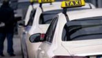 sofort ins gesicht geschlagen: mitnahme verweigert – zwei taxifahrer werden angegriffen