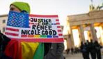 USA: Schüsse in Minnesota: Mahnwache für Renee Good in Berlin