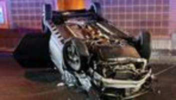 Unfälle: Auto überschlägt sich im Tunnel - zwei Verletzte