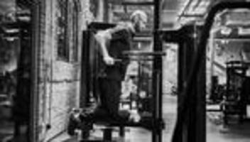 Fitnessübung: Die Dips an der Maschine