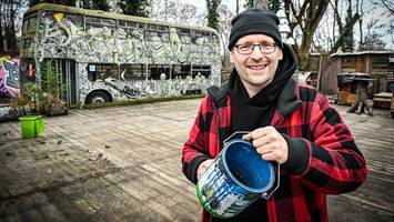 Wenn sich Hunde die Kehle aufschlitzen: Künstler aus Köpenick fällt auf