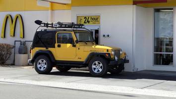 autofahrer aus bremen nimmt drive-in-einfahrt verkehrt herum