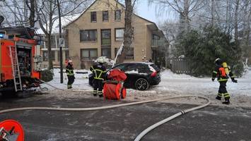 Feuer an der Bernadottestraße – Notarzt verunglückt auf Anfahrt