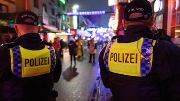 mann versprüht pfefferspray in kiez-bar – fünf gäste verletzt, drei in klinik