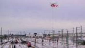 Cottbuser Hauptbahnhof: Mast aus der Luft: Hubschrauber hilft bei Bauarbeiten