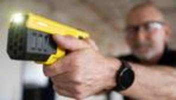 Gefahrenabwehr: Polizei testet Elektroschocker: Was bei Tasern wichtig ist