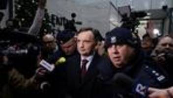 polen: flüchtiger ex-justizminister ziobro erhält offenbar asyl in ungarn