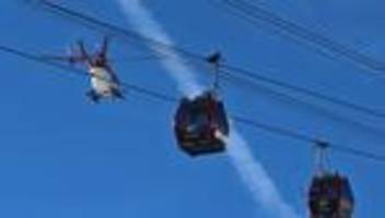 Unfälle: Skifahrer kollidiert mit 19-Jähriger – schwere Verletzungen