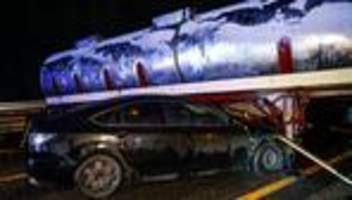 Unwetter: Glatte Autobahn: Auto kracht in querstehenden Lastwagen