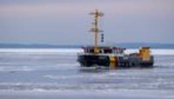 Winterwetter: Eisbrecher im Greifswalder Bodden