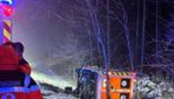 Winterwetter: Kleintransporter prallt gegen Rettungswagen - fünf Verletzte