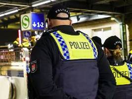 Blutverschmierte Machete dabei: Bundespolizei stellt bei Bahnhofskontrollen 150 Waffen sicher