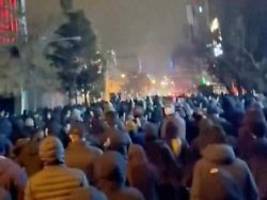 Massenproteste im ganzen Land: Iranische Machthaber zeigen nur Bilder von Anhängern im TV