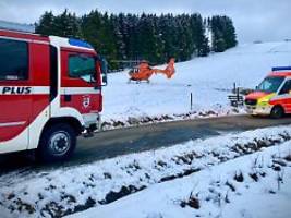 Oberleitung mit 20.000 Volt: Jugendlicher schlägt beim Schneeräumen auf Stromleitung - tot