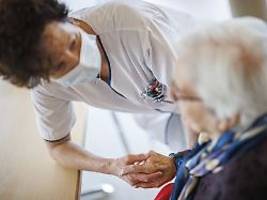 schweiz lockt pflegepersonal: studie: fachkräfteabwanderung steigert sterblichkeit in kliniken