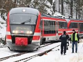 strecke komplett gesperrt: zug entgleist wegen schnee und eis in sachsen