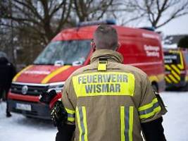 wollte er sein bad filmen?: eisbader in teich in wismar tot geborgen