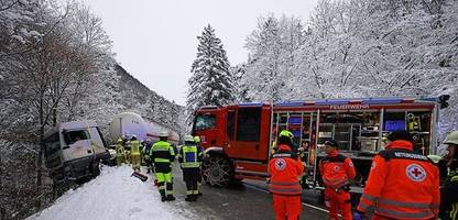 Bayern: Lkw kommt von der Straße ab – und bleibt über Abhang stecken