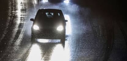 Glätte in Deutschland: Flüge abgesagt, Bahn drosselt Geschwindigkeit, Staus im Berufsverkehr