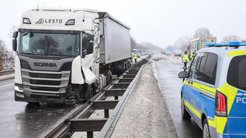 a23: lkw kracht in leitplanke – lange staus in beide richtungen