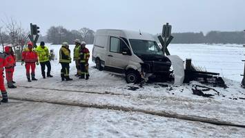 akn kracht in paketwagen: auto zerstört, fahrer kommt mit schreck davon