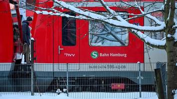 aggressiver mann belästigt fahrgäste und wirft tretroller auf security