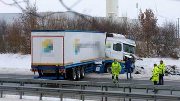 eisglatte a1: mehrere unfälle in wenigen minuten. lkw stehen quer