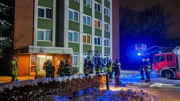 schwangere aus brennender wohnung gerettet – hausbewohner kommen in bussen unter