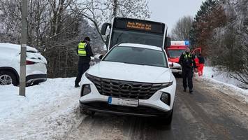 unfall mit hvv-bus in finkenwerder – auch krankenwagen beteiligt?