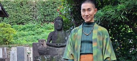 warum dieser mönch high heels trägt