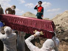 krieg in der ukraine: besetzt mit den leichen russischer soldaten