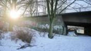 Notfälle: Polizei findet Leiche eines Mannes in Zelt auf Kennedybrücke