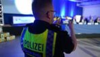 Polzei: Innenminister wegen fehlender Polizei-Handys unter Druck
