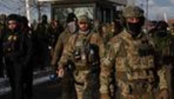 Der US-Überblick am Morgen: US-Zölle auf iranische Geschäftspartner, Klagen gegen ICE-Einsätze