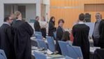 prozess in düsseldorf: unter lautem beifall betreten die angeklagten den saal