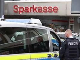 Einstieg durch manipulierte Tür: Sparkassen- Einbrecher knackten tagsüber stundenlang Fächer auf