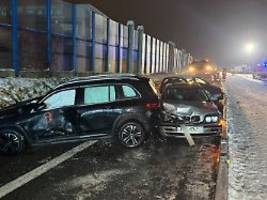 vier menschen schwer verletzt : mehrere massenkarambolagen auf spiegelglatten straßen