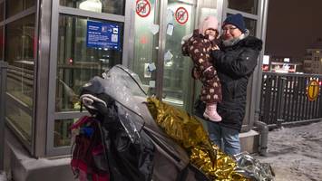 Bei eisiger Kälte: Mutter und Tochter drei Stunden im Fahrstuhl eingeschlossen