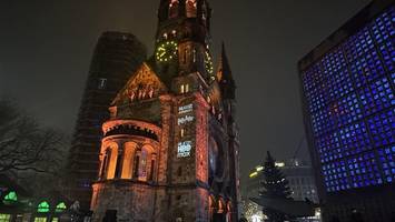 rauch und grünes licht: berliner gedächtniskirche erstrahlt im harry-potter-look