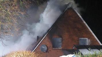 einfamilienhaus brennt – und im dachgeschoss lagert stroh