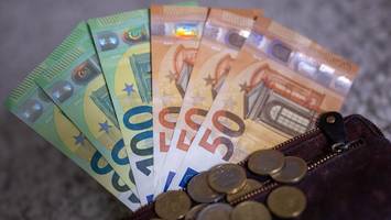 frau findet geldbörse mit 2000 euro – und rettet verzweifelten mann