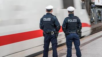 Frau zieht in ICE Notbremse und zerstört zwei Fenster – weil sie aussteigen will