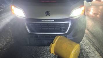 Gelbe Tonne liegt auf A23: Zwei Autos krachen in Abfallbehälter